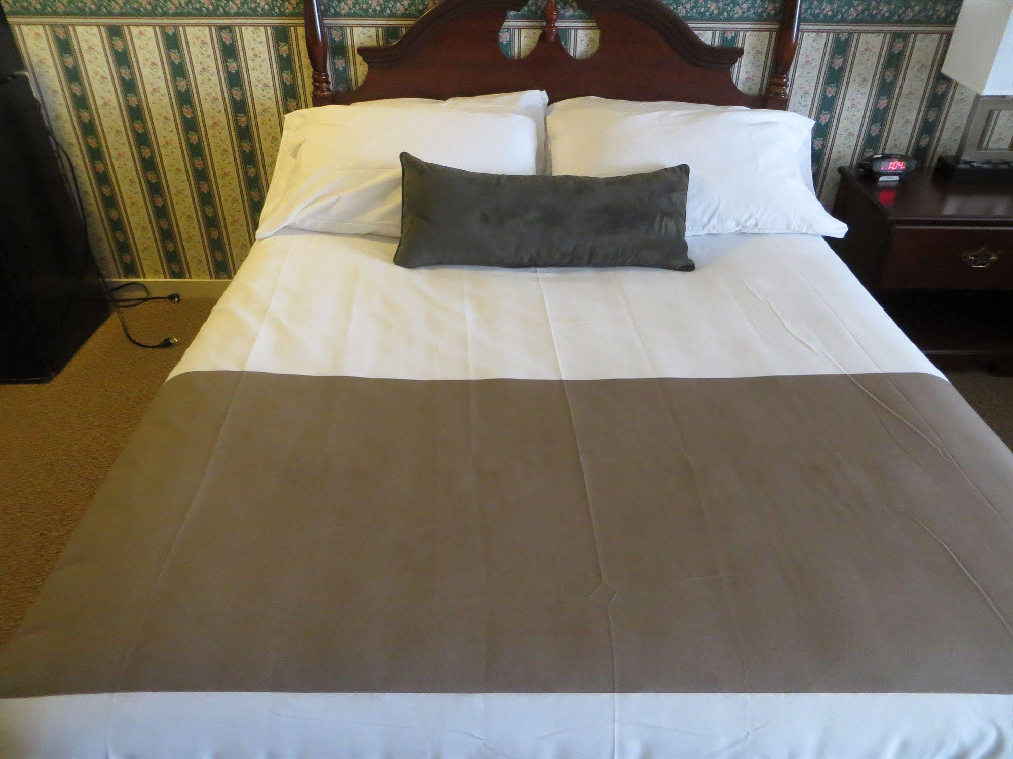 Coachman Inn Китъри Екстериор снимка